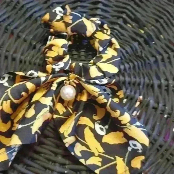 Black and yello scrunchie - Picture 2 of 4